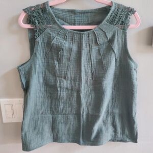 Lace sleeveless Top in sage green family